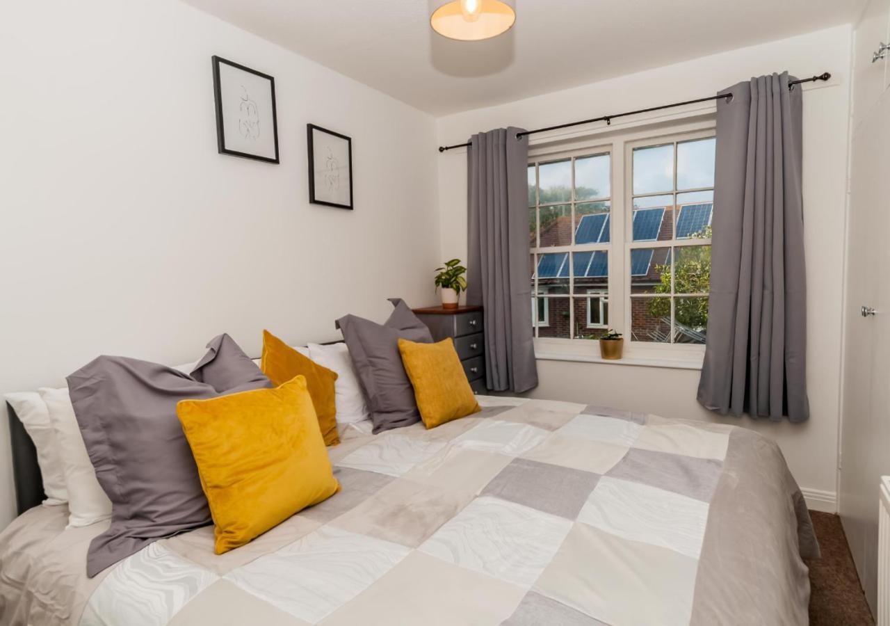 2 Bed Apartment-5 Guests - Business-Relocation-Parking - The Brighton Short Stay & Serviced Apartments Dış mekan fotoğraf